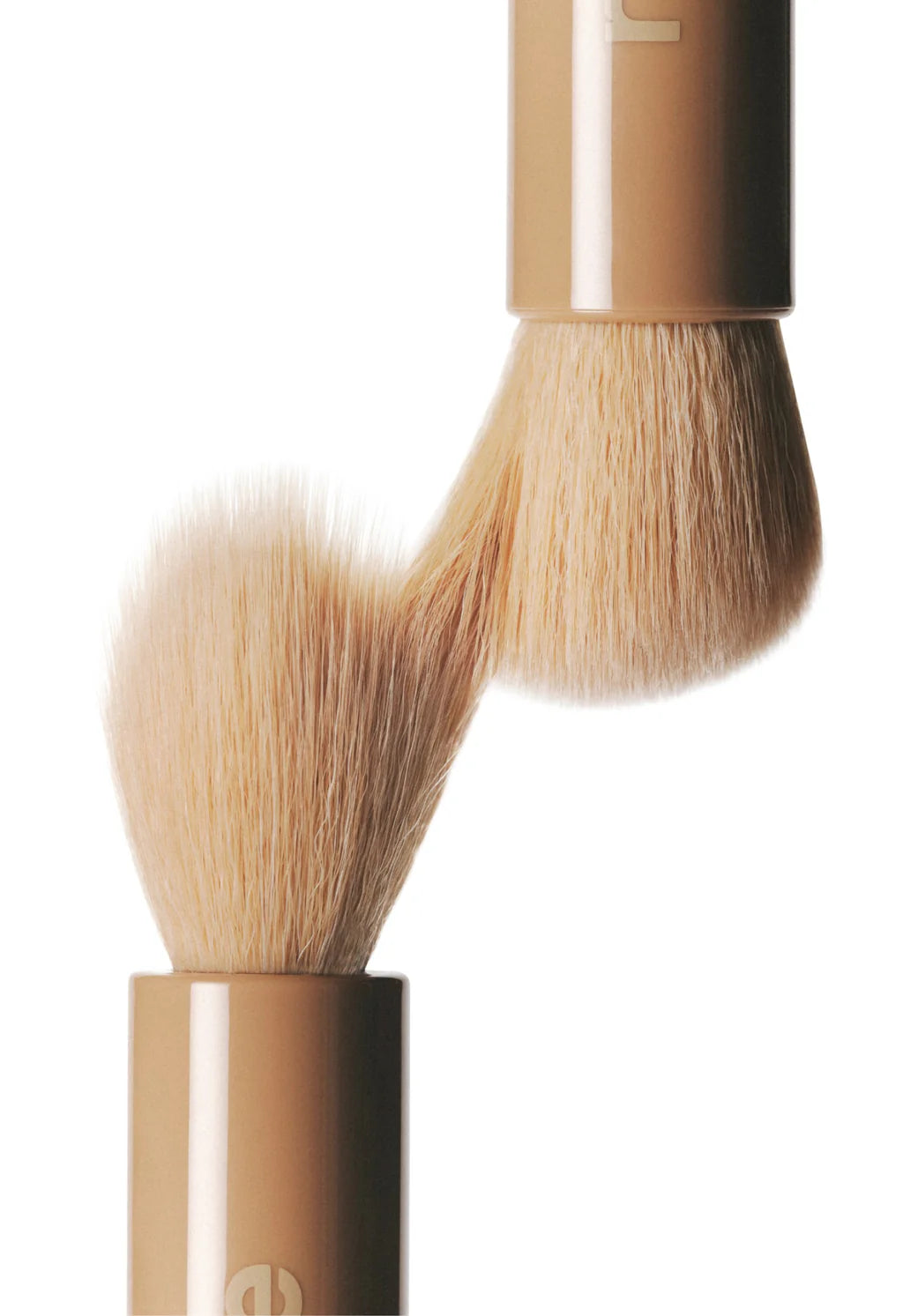 pocket brush
DOUBLE-ENDED MAKEUP BRUSH