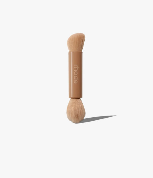 pocket brush
DOUBLE-ENDED MAKEUP BRUSH
